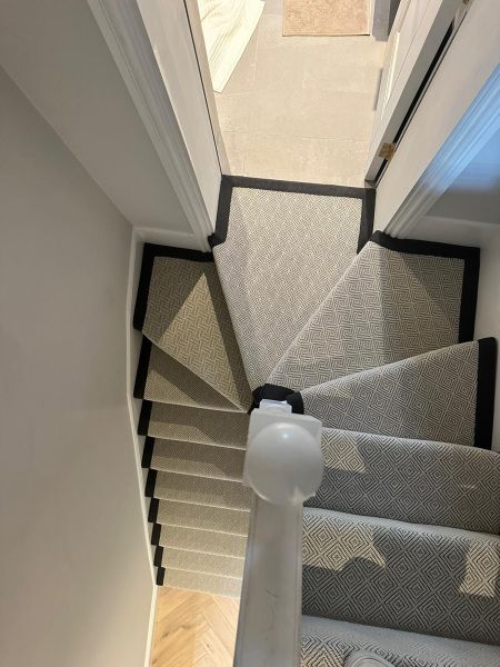 WOOL-PARAGON-WITH-A-BLACK-BORDER