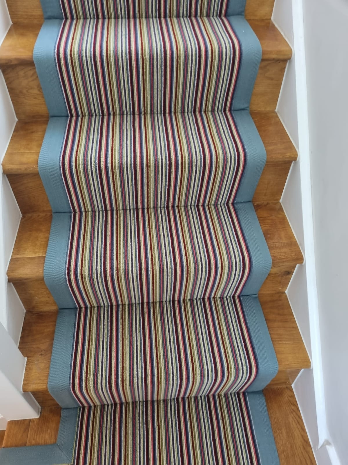 Crucial Trading 0c99 Crucial Trading - Mississippi Premium Colour Lime Red - Powder Blue Border. 100% wool.